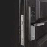 ⁦قفل باب اكتروني للابواب الخشبية (بصمة، كرت، ورقم سري وبالتطبيق عن بعد) EZVIZ Smart Fingerprint Lock CS-DL05-R100-WBCP-GR(M)⁩ - الصورة ⁦4⁩
